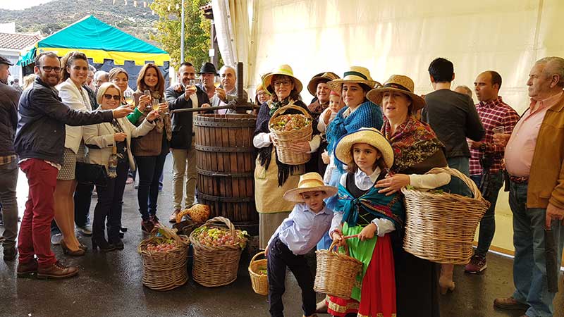 La fiesta de la trasiega para recuperar la tradicin del vino de pitarra