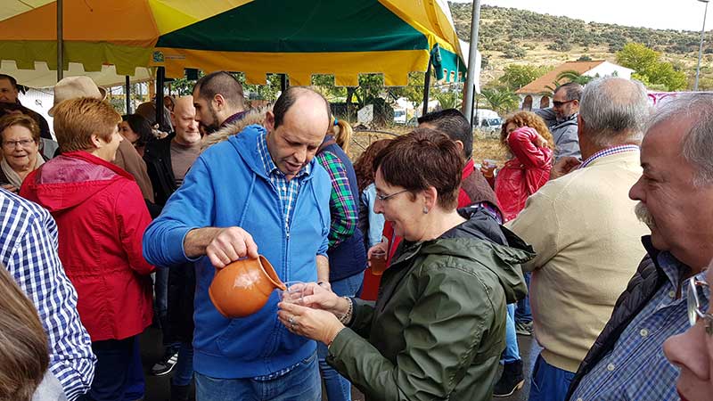 La fiesta de la trasiega para recuperar la tradicin del vino de pitarra