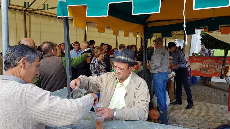 La fiesta de la trasiega para recuperar la tradicin del vino de pitarra