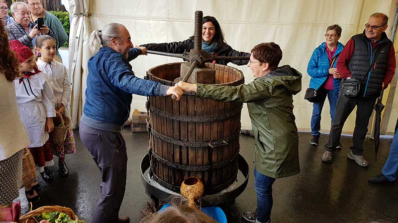 La fiesta de la trasiega para recuperar la tradicin del vino de pitarra