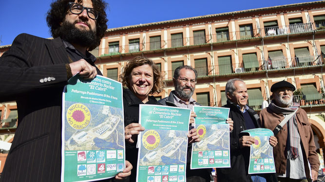 Representantes de colectivos ecologistas y partidos polticos, ayer en Crdoba