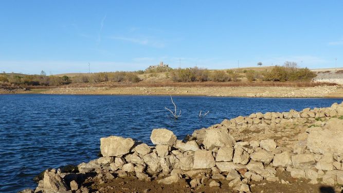 Muros de piedra aflorados al bajar el nivel del agu