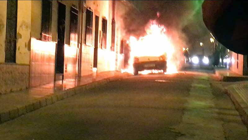 Arde un vehculo en la calle Carnaval