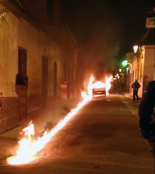 Arde un vehculo en la calle Carnaval