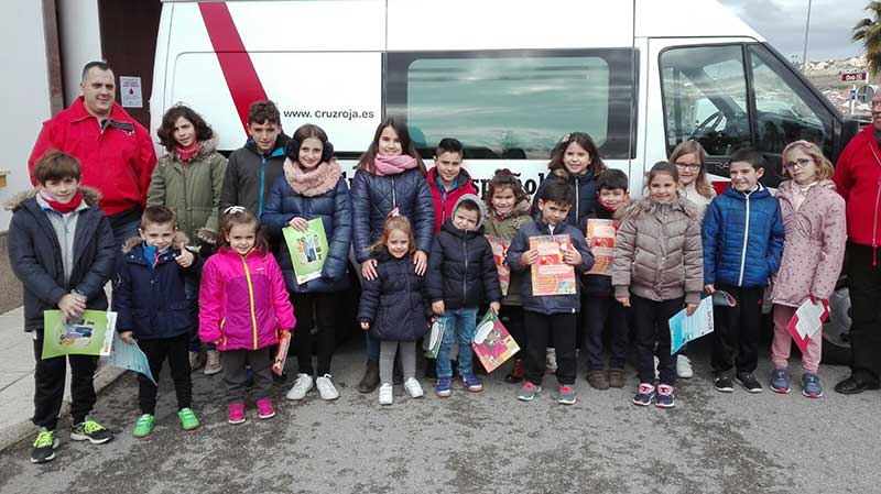 Alumnado que ha llevado el cajn solidario a Cruz Roja