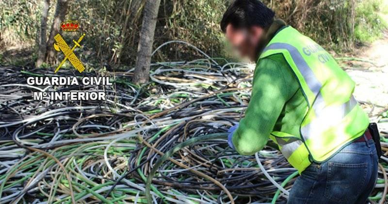 Un guardia civil inspecciona cable de cobre robado, en una imagen de archivo. - CRDOBA