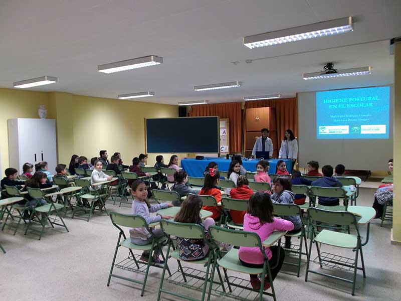 Ensean a escolares a cuidar su espalda