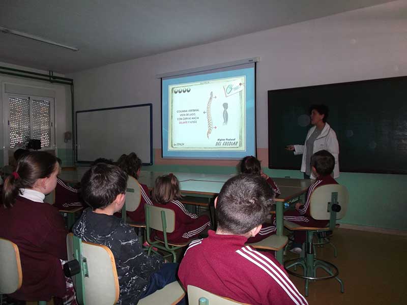 Ensean a escolares a cuidar su espalda