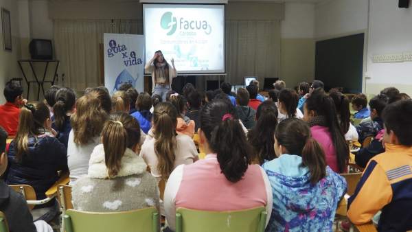 Escolares participan en los talleres sobre uso responsable del agua