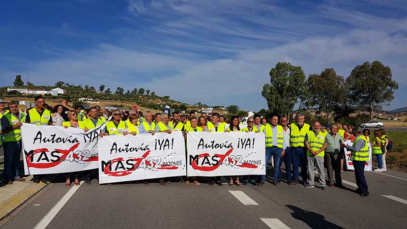 Ms de 200 personas cortan la N-432 para pedir su conversin en autova