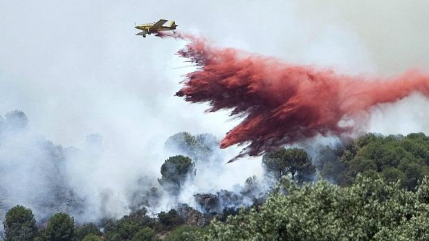 Un avin del Infoca acta en un incendio producido en Villaviciosa de Crdoba