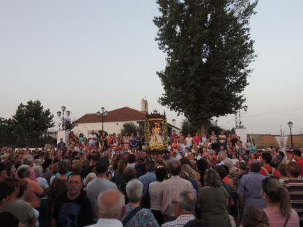 Multitud de hinojoseos acuden a las plantas de la Virgen de la Antigua