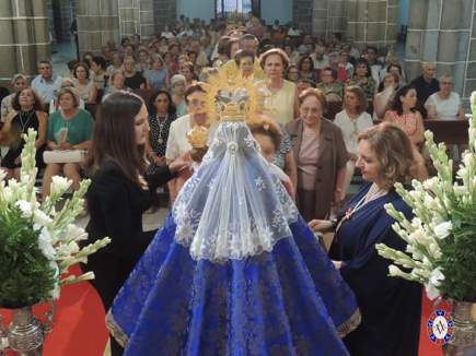 Multitud de hinojoseos acuden a las plantas de la Virgen de la Antigua