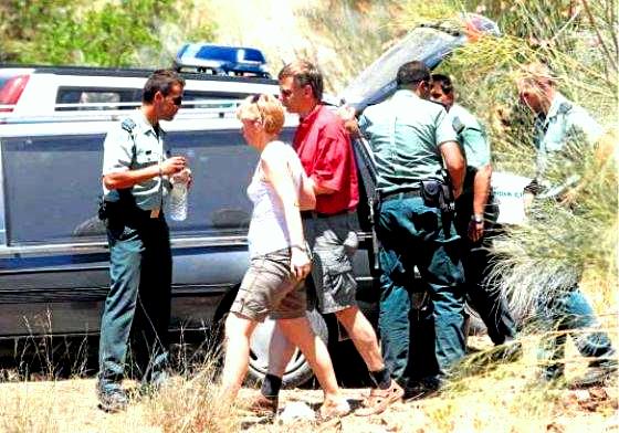 El padre del nio encontrado muerto, con camisa burdeos.