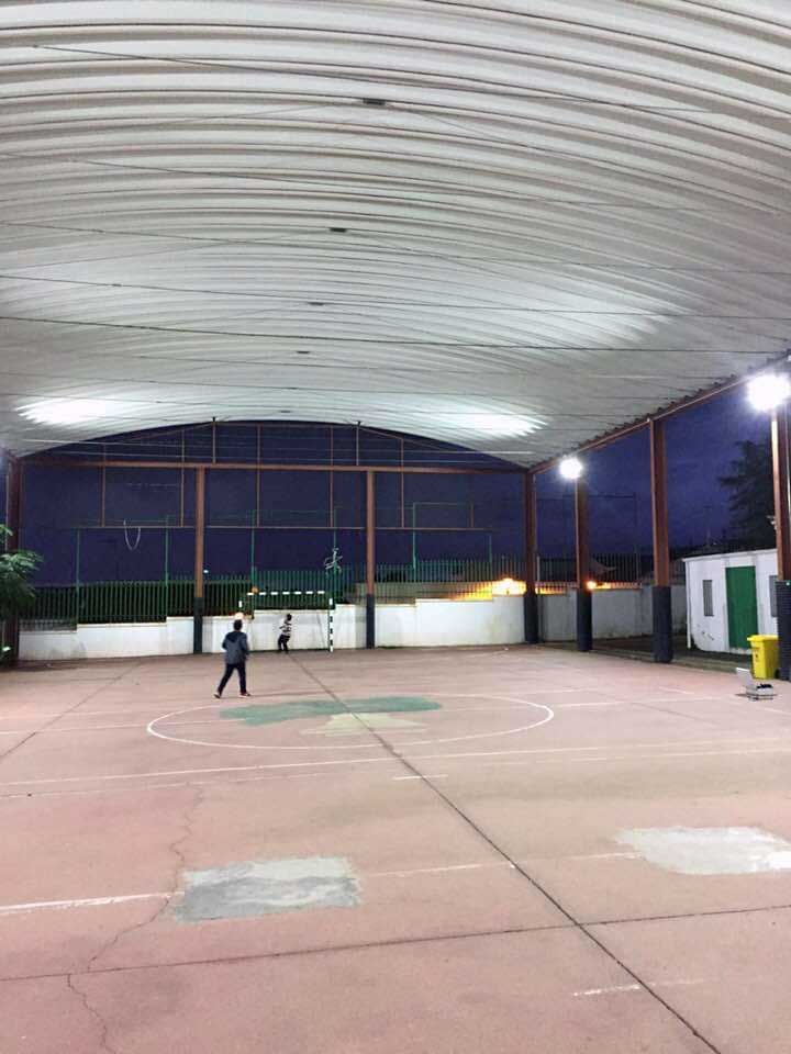 Iluminacin de la pista deportiva del colegio Aurelio Snchez