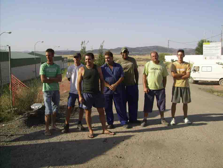 Grupo de trabajadores de la empresa de reciclado de neumticos