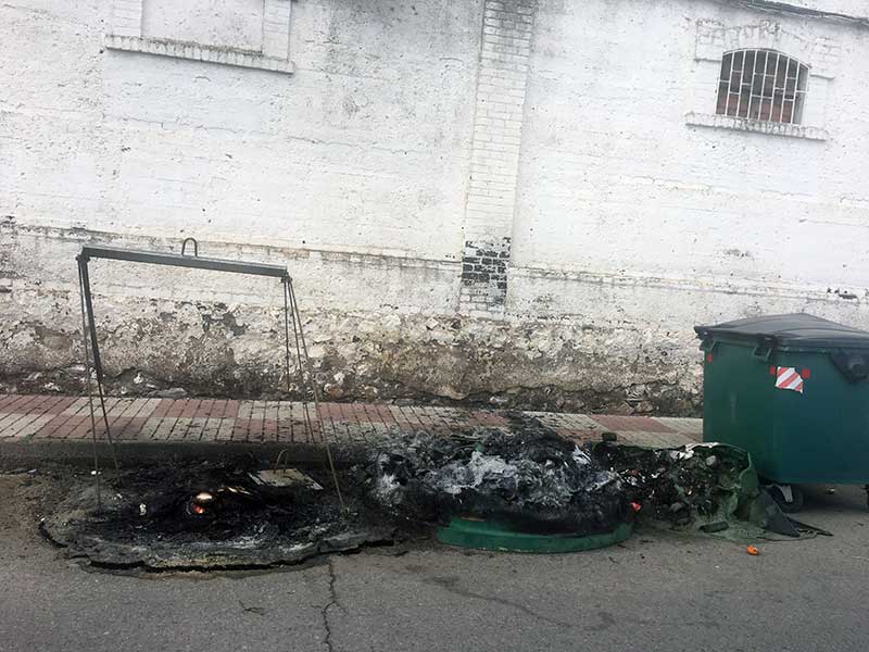 Queman varios contenedores de basura