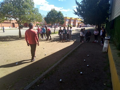 Alumnado jugando a la petanca