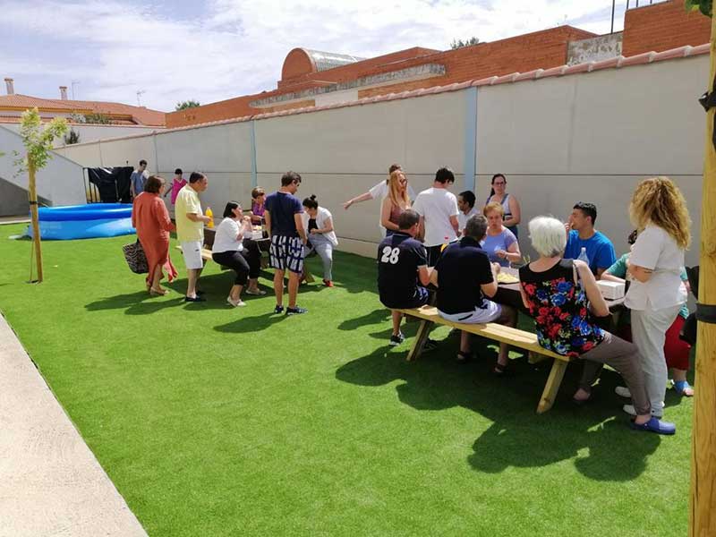 La residencia de gravemente afectados inaugura su nueva rea recreativa