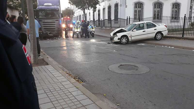 Un conductor resulta herido al chocar contra un camin