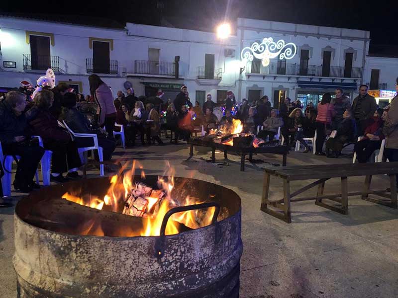 Gran fiesta y hoguera navidea