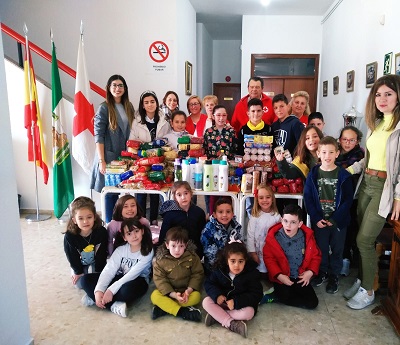 Entrega del cajn solidario a Cruz Roja