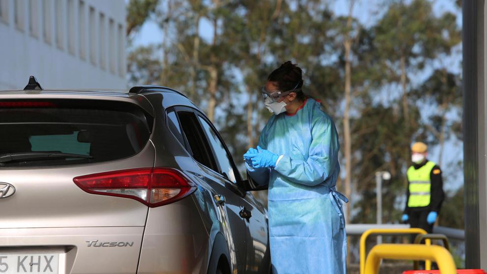 Profesionales sanitarios realizan test del coronavirus