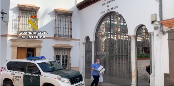 Los guardias civiles transportan material sanitario a varias residencias