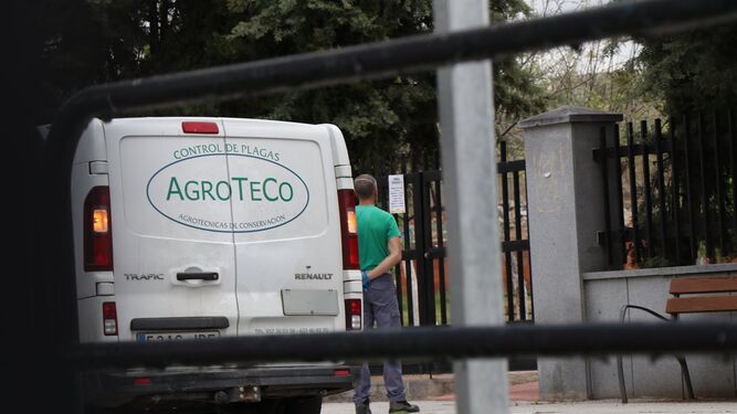 Operarios a la entrada de la residencia de mayores de Belalczar 