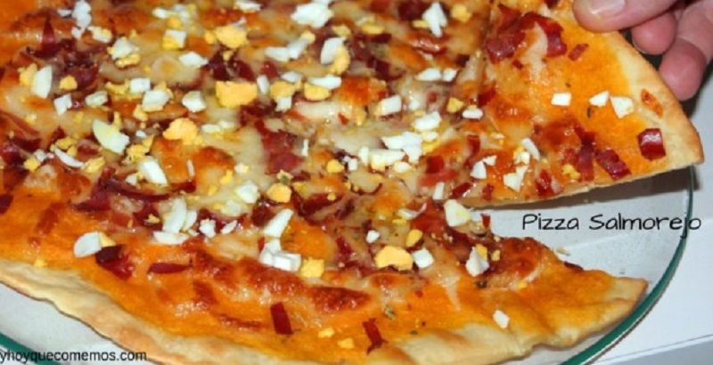 Una panadera cordobesa elabora pizzas con salmorejo