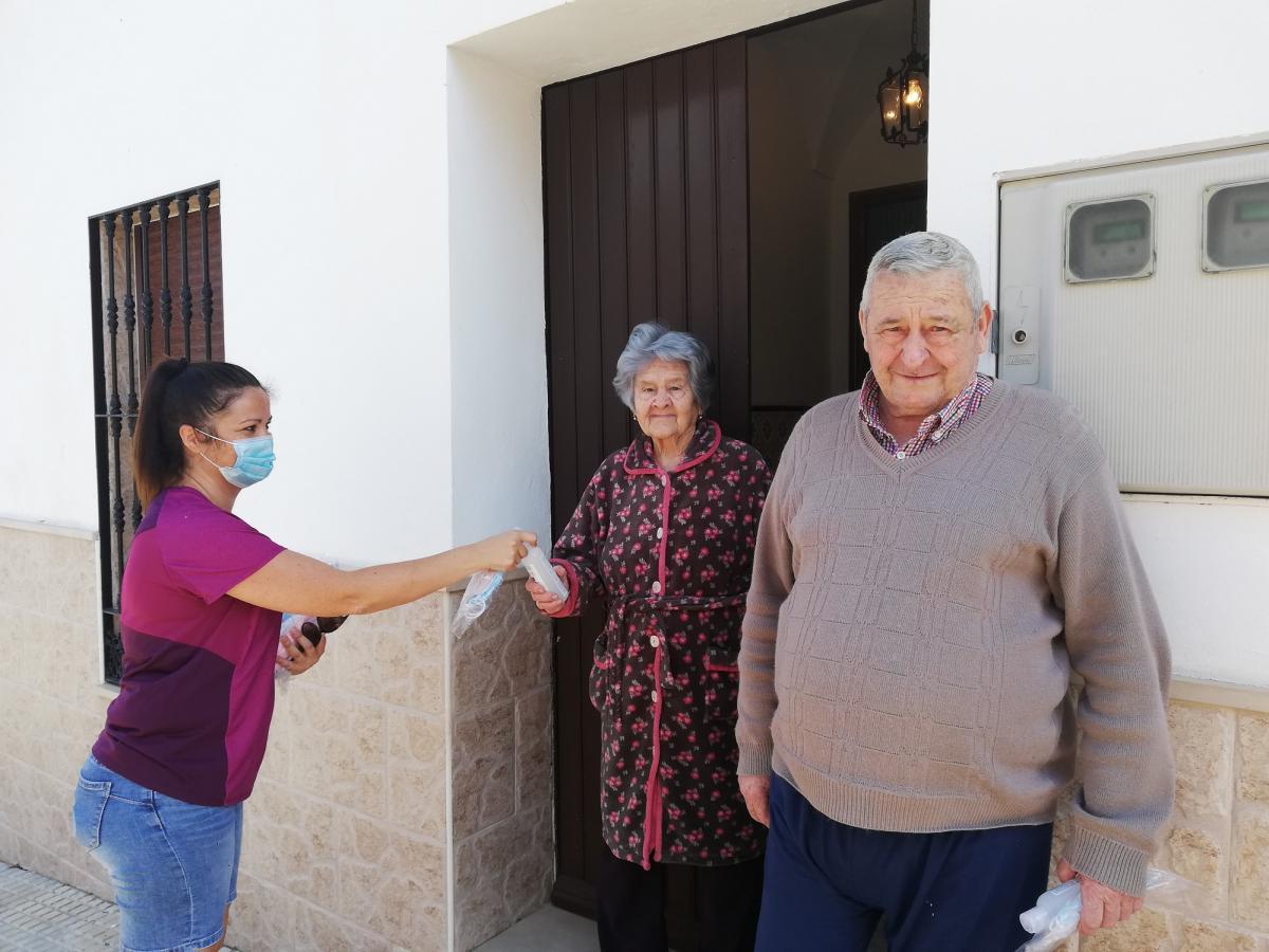 La alcaldesa de Fuente Obejuna reparte mascarillas