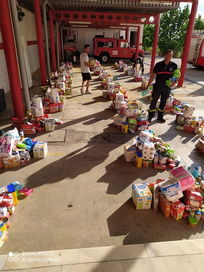 Entrega alimentos a familias 