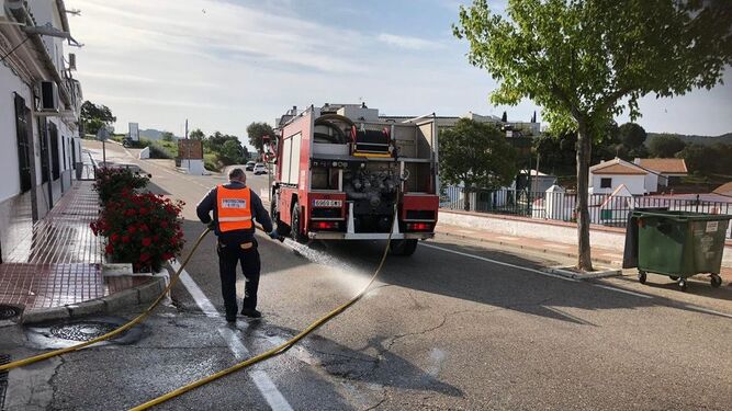 Labores de desinfeccin en Villaharta. / EL DA