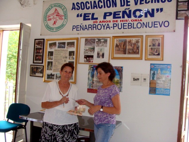 D Maria Trivio lvarez hace entrega del premio