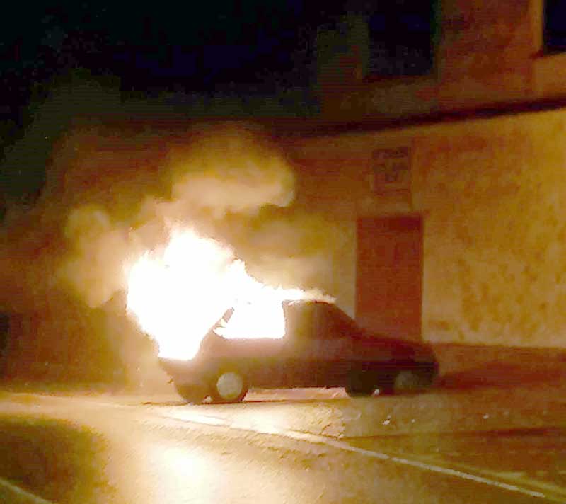 Queman dos coches y un contenedor de basura