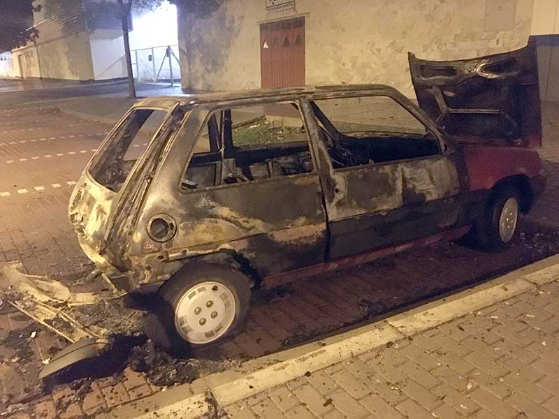 Queman dos coches y un contenedor de basura