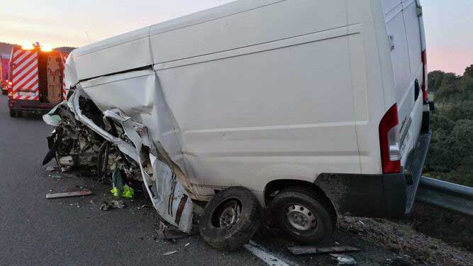 Aspecto en el que ha quedado la furgoneta tras el accidente. / EL DA