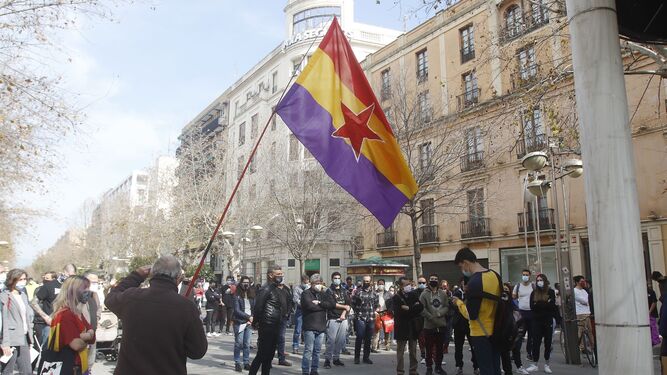 Concentracin contra la entrada en prisin del rapero Pablo Hasel, en Crdoba. / JUAN AYALA