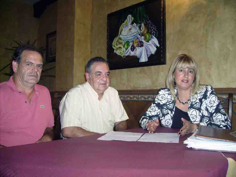 Representantes de los cazadores junto a Isabel Cabezas