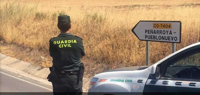 Un agente de la Guardia Civil en Pearroya Pueblonuevo