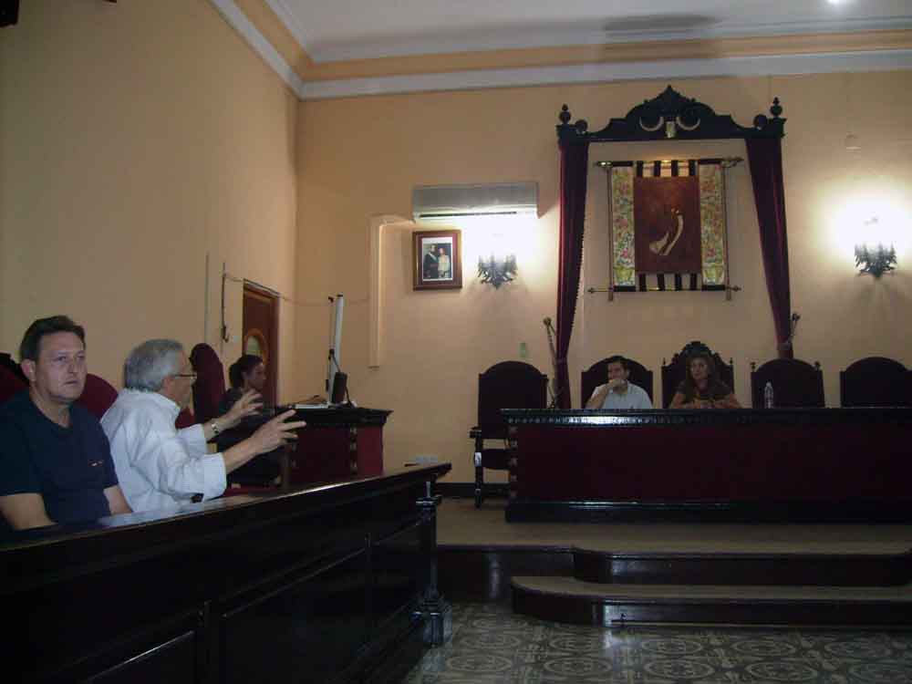 Slo dos concejales de la oposicin al termino del Pleno