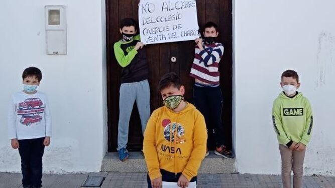 Protestas contra el cierre del colegio. / EL DA