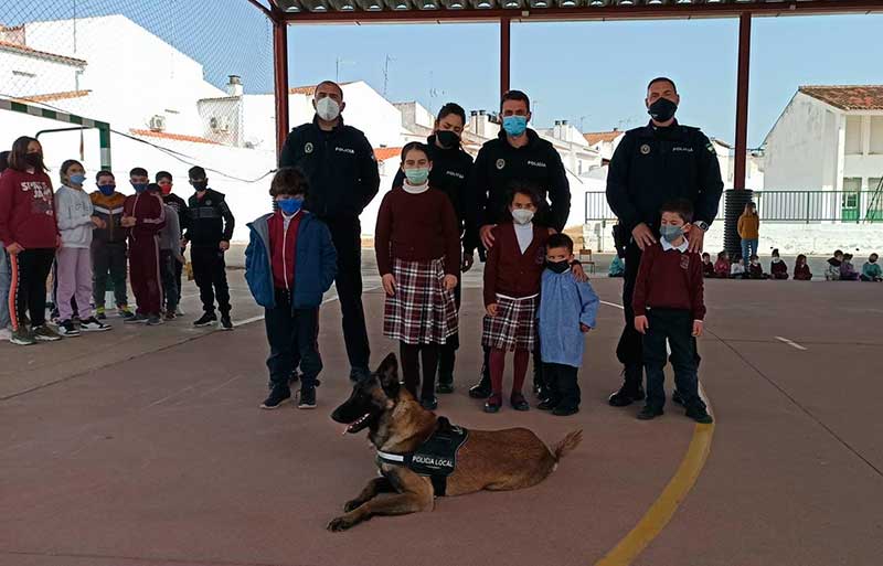 La patrulla canina ha visitado el CEP Alfredo Gil