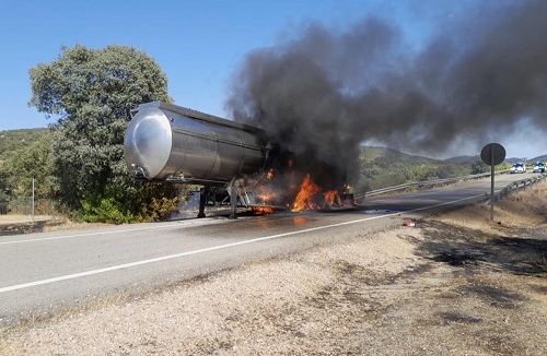 Arde un camin que transportaba aceite de giraso