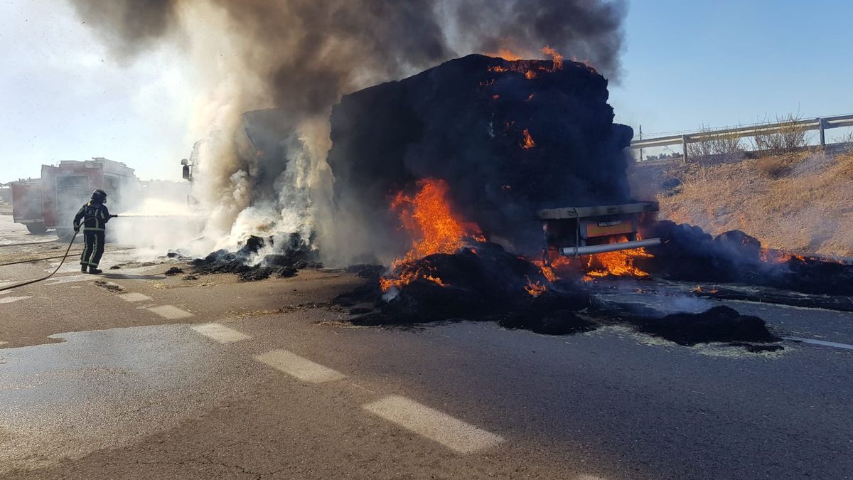 Incendio del camin cargado con paja