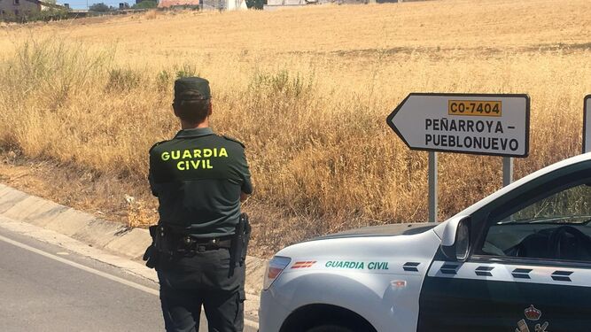 Un agente de la Guardia Civil en Pearroya-Pueblonuevo