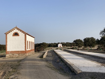 Estado actual del apeadero de Peas Blancas y caseta guardava, en la VV del Guadiato y Los Pedroches