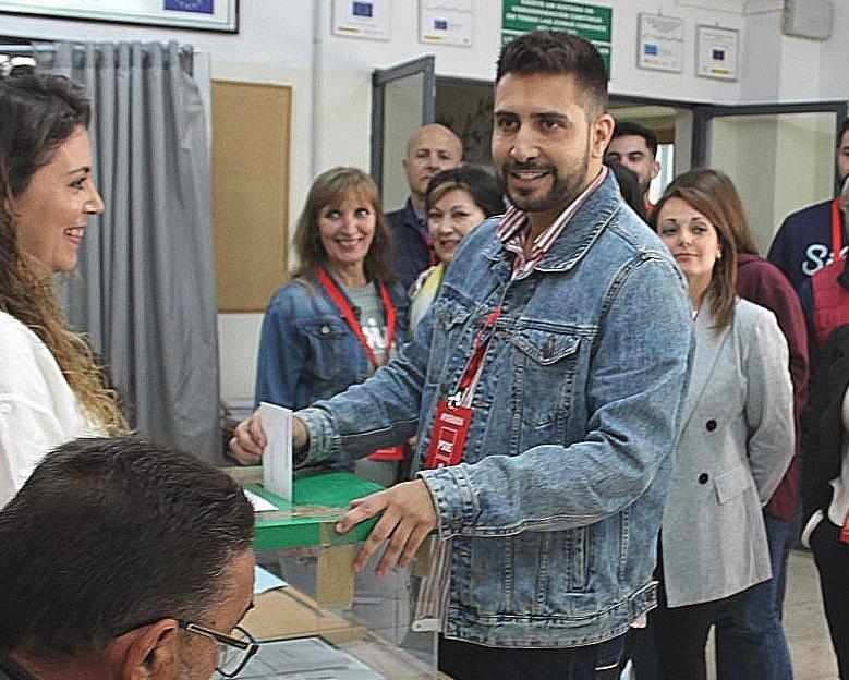 Vctor Pedregosa, candidato del PSOE, ejerce su derecho al voto