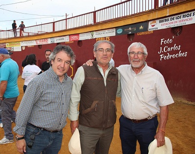 Triunfo y puerta Grande para los novilleros