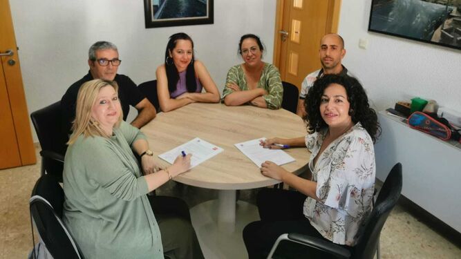  Firma del acuerdo entre El Alcornorque y el PSOE en Villaviciosa